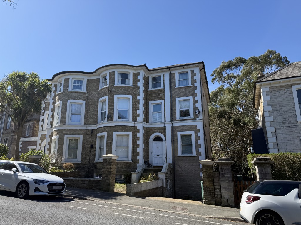 Lot: 33 - TWO-BEDROOM FLAT FOR INVESTMENT - Front of block from East Hill Road
